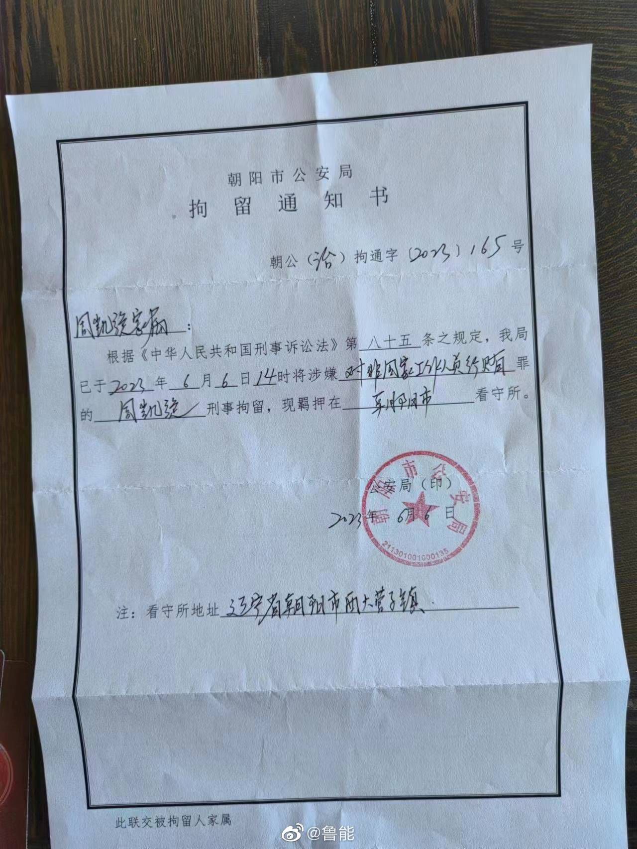 影片讲述，宇航员Lee Miller与地球掉往了联系，他一小我糊口在国际空间站、循环往复得环抱着地球。但跟着时候的流逝，生命供给系统日益耗尽，Lee必需想尽一切法子保持脑筋的景象——或致死最低限度的保存。他的糊口是幽闭惊骇症与孤傲的存在，直到他在飞船上有了一个奇异的发现……影片切磋了人类对交换最根基的需求与但愿无穷的气力。